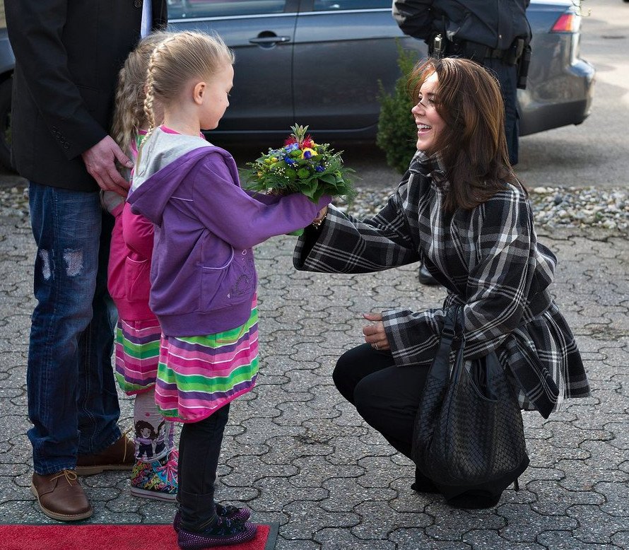Η πριγκίπισσα της Δανίας αντιγράφει πλήρως την Μίντλετον -Προκαλεί σύγχυση [εικόνες] | iefimerida.gr 5