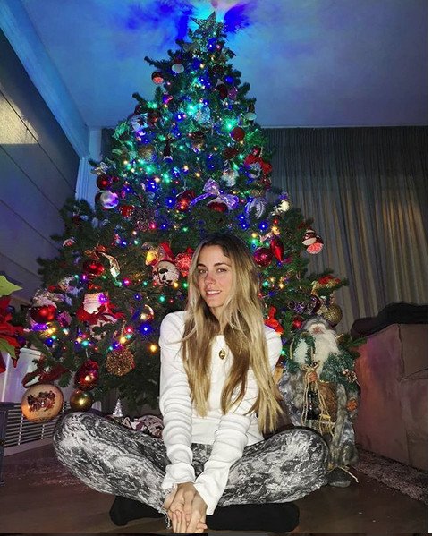 H Δούκισσα Νομικού ήδη σε χριστουγεννιάτικο mood -Πόζαρε άβαφη, μπροστά στο δέντρο [εικόνα] | iefimerida.gr 0