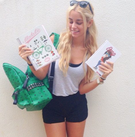 Μια αλλιώτικη μαθήτρια: Η Δούκισσα Νομικού με σχολική τσάντα και κοντό σορτσάκι [εικόνα] | iefimerida.gr 0