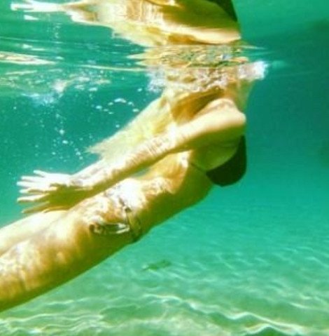 Τρέλανε το Ιντερνετ η «γοργόνα» Δούκισσα Νομικού - Οι υποβρύχιες φωτογραφίες με βουτιές της | iefimerida.gr 0