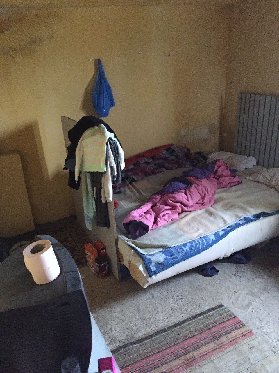 Σύγχρονη δουλεία στην Πάτρα: Τους είχαν φυλακισμένους, τους φύλαγαν με όπλα, τους έβαζαν να δουλεύουν μέρα-νύχτα [εικόνες] | iefimerida.gr 2