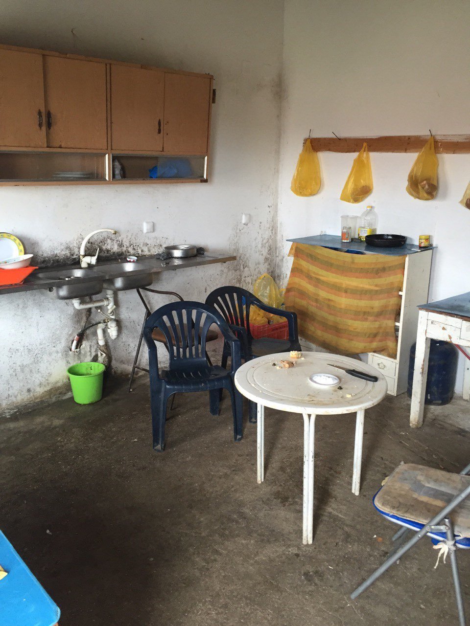 Σύγχρονη δουλεία στην Πάτρα: Τους είχαν φυλακισμένους, τους φύλαγαν με όπλα, τους έβαζαν να δουλεύουν μέρα-νύχτα [εικόνες] | iefimerida.gr 3