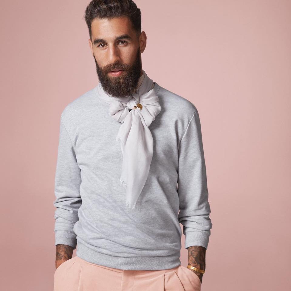 Πρώην παίκτης του Ολυμπιακού με φούστα [εικόνες] | iefimerida.gr 1