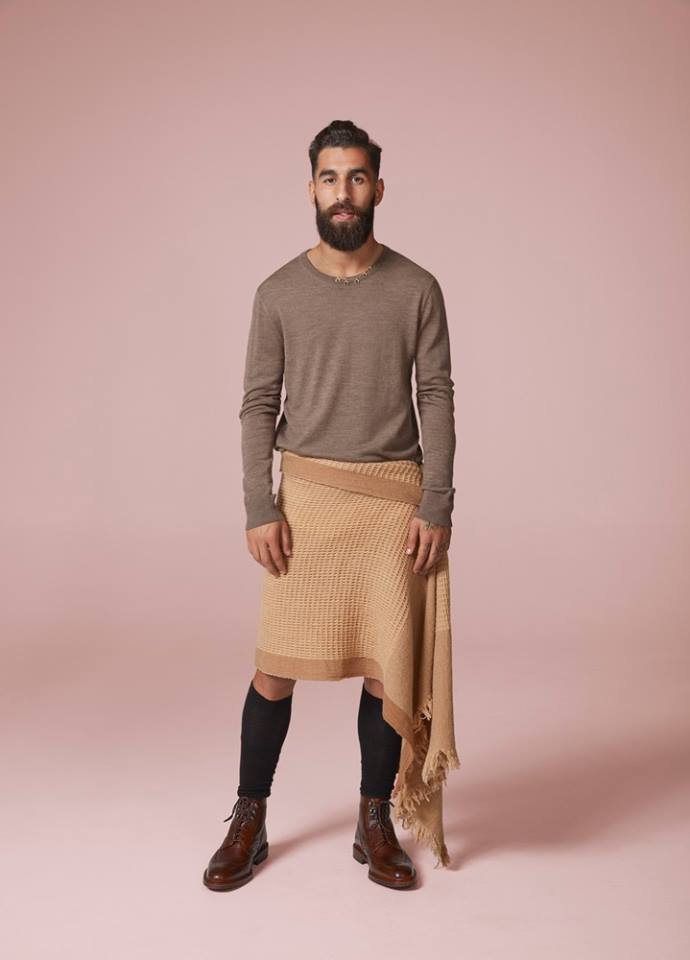 Πρώην παίκτης του Ολυμπιακού με φούστα [εικόνες] | iefimerida.gr 0