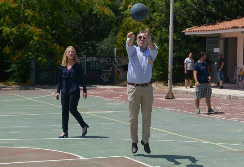 Η Ρένα Δούρου ψήφισε και μετά έπαιξε... μπάσκετ! [εικόνες] | iefimerida.gr 1