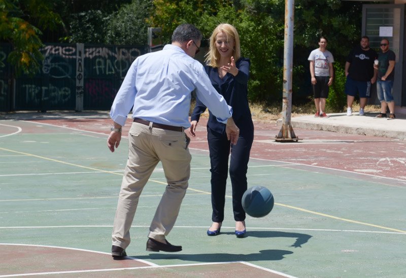 Η Ρένα Δούρου ψήφισε και μετά έπαιξε... μπάσκετ! [εικόνες] | iefimerida.gr 2