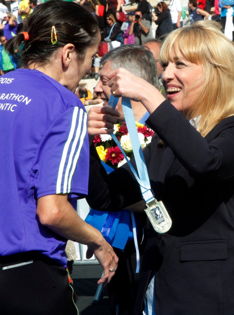 Μια άλλη Ρένα Δούρου -Με σιδεράκια και αφέλειες [εικόνες] | iefimerida.gr 1