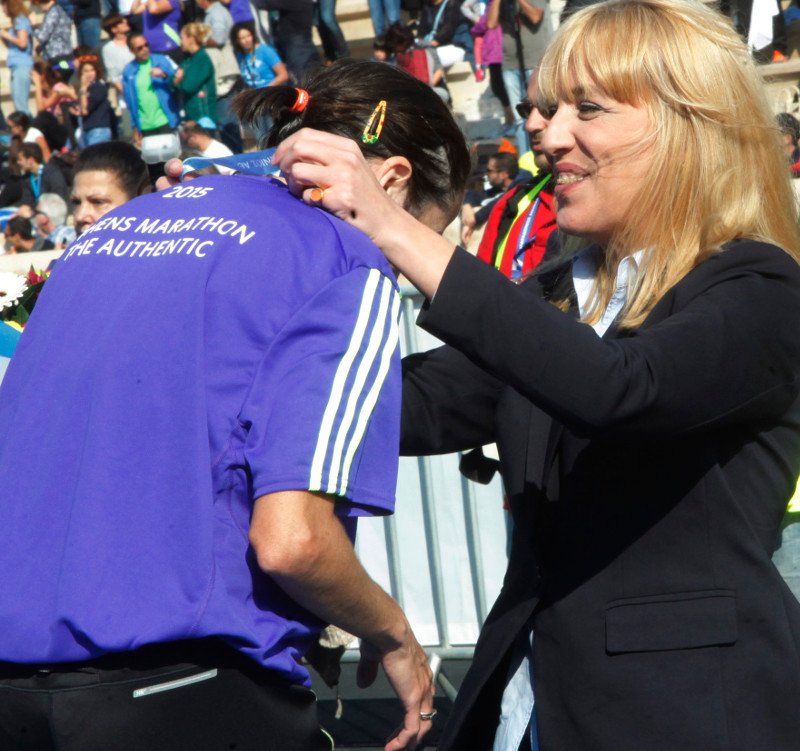 Μια άλλη Ρένα Δούρου -Με σιδεράκια και αφέλειες [εικόνες] | iefimerida.gr 2