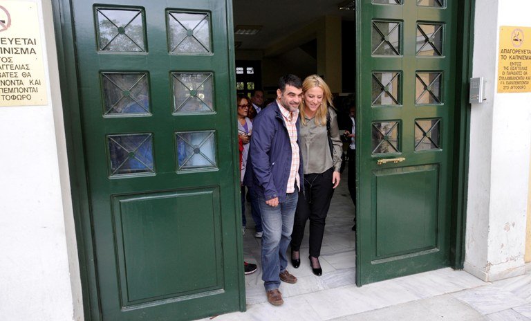 Tα πειράγματα στο twitter για τη σχέση Βαξεβάνη- Δούρου και οι βολές του δημοσιογράφου στη Μάρα Ζαχαρέα [εικόνες] | iefimerida.gr 0