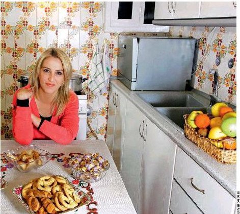 H Ρένα Δούρου όπως δεν την έχουμε ξαναδεί ποτέ στην κουζίνα της μαμάς της: Δεν καταλαβαίνω όσους ξεχνάνε να φάνε μέσα στην ημέρα [εικόνα] | iefimerida.gr 0