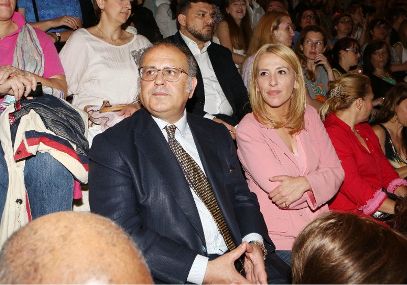 Ντυμένη στα ροζ, στο Ηρώδειο, η Ρένα Δούρου [εικόνες] | iefimerida.gr 1