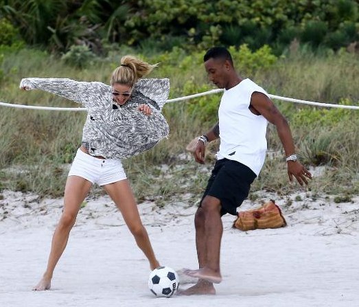 Μοντέλο της Victoria's Secret «διδάσκει» ποδόσφαιρο στην παραλία του Μαϊάμι [εικόνες] | iefimerida.gr 2