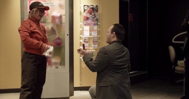 Το βίντεο που «λύγισε» το Διαδίκτυο -Νεαρός με σύνδρομο Down κάνει πρόταση γάμου στην κοπέλα του [βίντεο] | iefimerida.gr 0