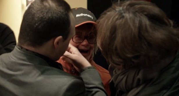 Το βίντεο που «λύγισε» το Διαδίκτυο -Νεαρός με σύνδρομο Down κάνει πρόταση γάμου στην κοπέλα του [βίντεο] | iefimerida.gr 1