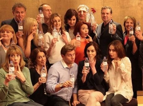 Ενα πλαστικό μπουκάλι στα σκηνικά της σειράς Downton Abbey -Πώς αντέδρασαν οι πρωταγωνιστές [εικόνες] | iefimerida.gr 1