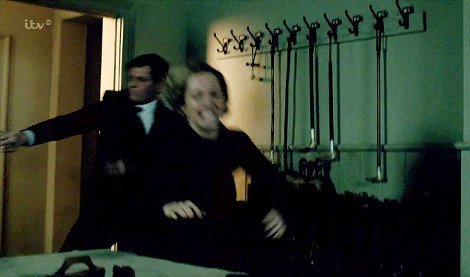 Σάλος στη Βρετανία από τη σκληρή σκηνή βιασμού στο Downton Abbey [εικόνες] | iefimerida.gr 3