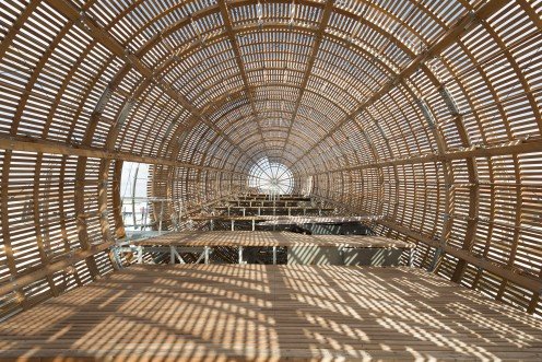 Αναγνωστήριο-αερόπλοιο στην Πράγα:  Σε σχήμα ζέπελιν, κρεμασμένο ανάμεσα σε δύο κτίρια [εικόνες] | iefimerida.gr 1