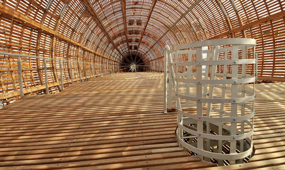 Αναγνωστήριο-αερόπλοιο στην Πράγα:  Σε σχήμα ζέπελιν, κρεμασμένο ανάμεσα σε δύο κτίρια [εικόνες] | iefimerida.gr 5