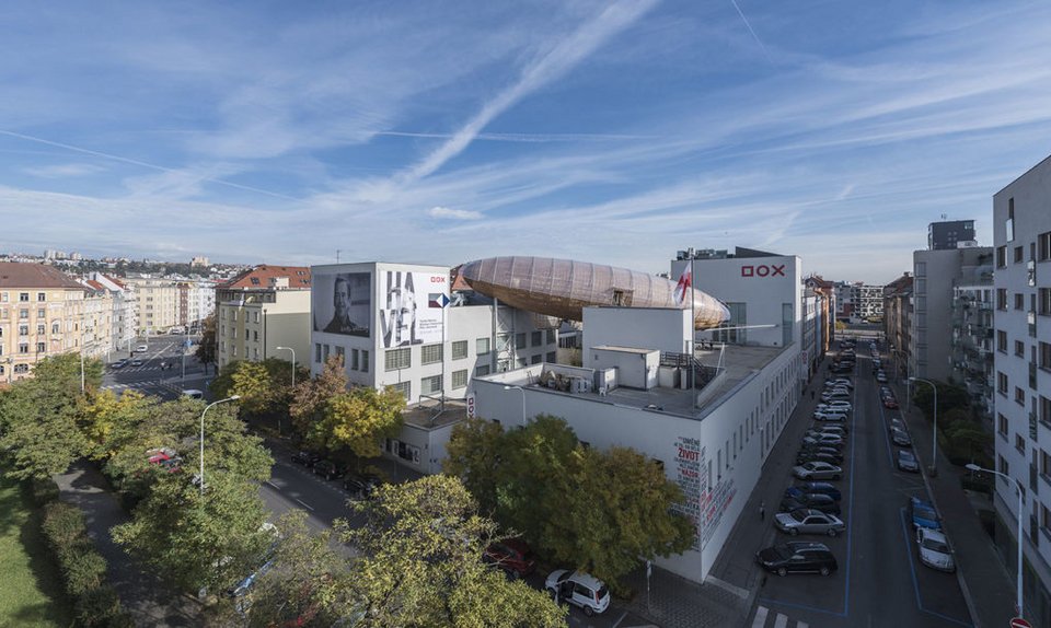 Αναγνωστήριο-αερόπλοιο στην Πράγα:  Σε σχήμα ζέπελιν, κρεμασμένο ανάμεσα σε δύο κτίρια [εικόνες] | iefimerida.gr 4