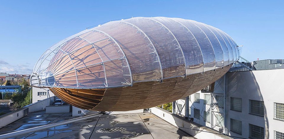 Αναγνωστήριο-αερόπλοιο στην Πράγα:  Σε σχήμα ζέπελιν, κρεμασμένο ανάμεσα σε δύο κτίρια [εικόνες] | iefimerida.gr 2