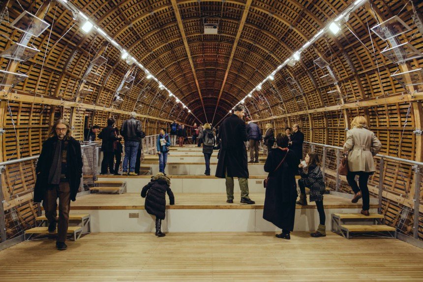 Αναγνωστήριο-αερόπλοιο στην Πράγα:  Σε σχήμα ζέπελιν, κρεμασμένο ανάμεσα σε δύο κτίρια [εικόνες] | iefimerida.gr 3