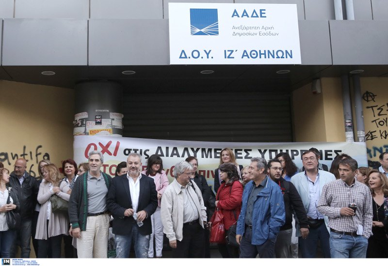 Κατάληψη στη ΔΟΥ Παγκρατίου από τους εργαζόμενους [εικόνες] | iefimerida.gr 2