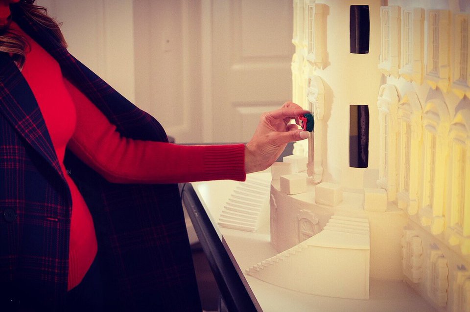 Η Μελάνια Τραμπ ετοιμάζεται για τα Χριστούγεννα -Στολίζει δέντρο και γλυκά [εικόνες] | iefimerida.gr 2