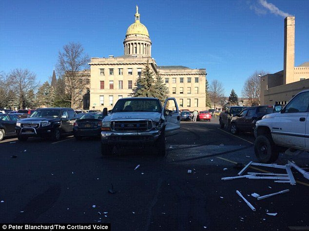 Εξαλλος μετά το διαζύγιο: Συγκρούστηκε με 14 οχήματα καθώς κυνηγούσε την πρώην του με το αυτοκίνητο [εικόνες] | iefimerida.gr 1