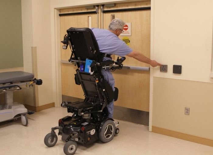 Ted Rummel: Ο παράλυτος γιατρός που εγχειρίζει από το καροτσάκι του [εικόνες] | iefimerida.gr 4