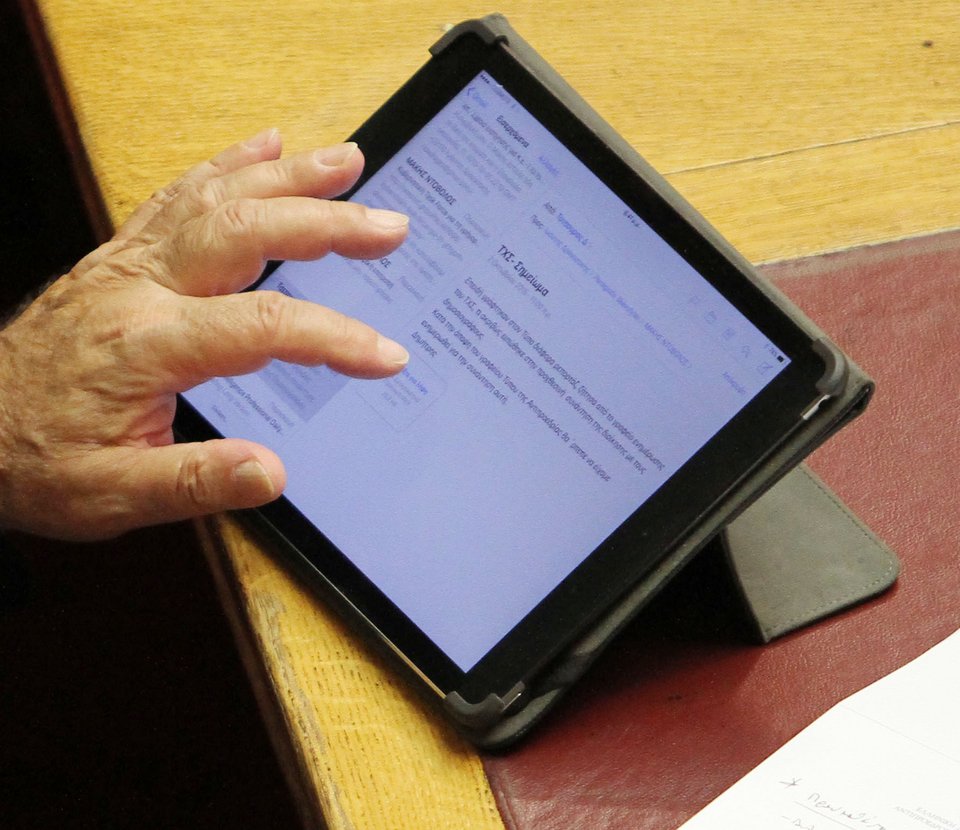 Το e-mail που διάβαζε στο tablet του ο Δραγασάκης στη Βουλή [εικόνες] | iefimerida.gr 1