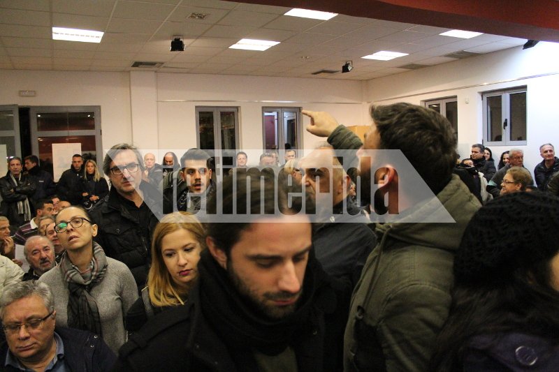 «Ντου» αναρχικών σε εκδήλωση με ομιλητή τον Δραγασάκη -Πέταξαν φυλλάδια | iefimerida.gr 0