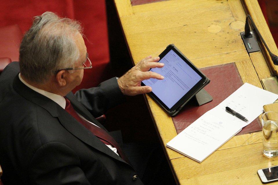 Το e-mail που διάβαζε στο tablet του ο Δραγασάκης στη Βουλή [εικόνες] | iefimerida.gr 2