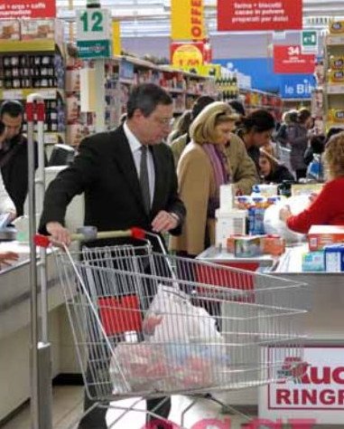 Ο Ντράγκι όπως δεν τον έχετε ξαναδεί -Σαλιαρίζει με τη γυναίκα του σε κατάστημα [εικόνες] | iefimerida.gr 4