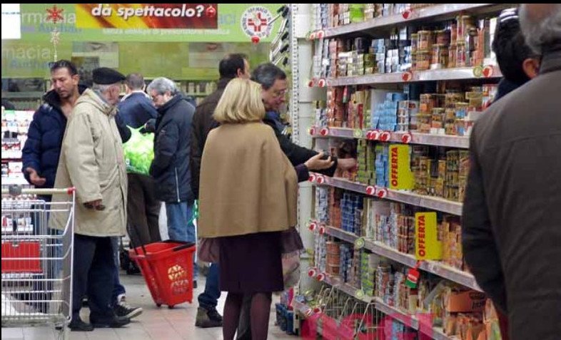 Ο Ντράγκι όπως δεν τον έχετε ξαναδεί -Σαλιαρίζει με τη γυναίκα του σε κατάστημα [εικόνες] | iefimerida.gr 1