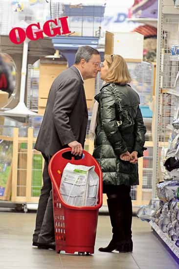 Ο Ντράγκι όπως δεν τον έχετε ξαναδεί -Σαλιαρίζει με τη γυναίκα του σε κατάστημα [εικόνες] | iefimerida.gr 0