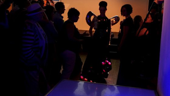 Μόδα και τεχνολογία -Οταν η υψηλή ραπτική γίνεται high tech, το αποτέλεσμα είναι κιτς [εικόνες] | iefimerida.gr 3