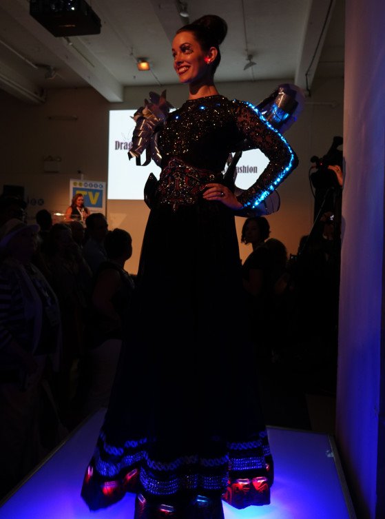 Μόδα και τεχνολογία -Οταν η υψηλή ραπτική γίνεται high tech, το αποτέλεσμα είναι κιτς [εικόνες] | iefimerida.gr 4