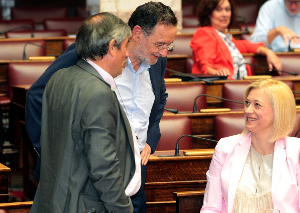 Βαρουφάκης, Ραχήλ, Λαφαζάνης μια αγκαλιά: Χαμόγελα και χαρές στη Bουλή [εικόνες] | iefimerida.gr 0