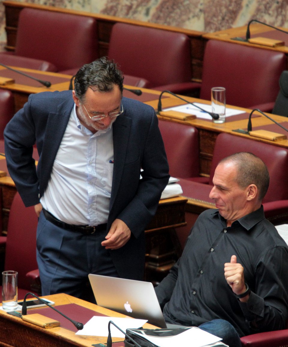 Βαρουφάκης, Ραχήλ, Λαφαζάνης μια αγκαλιά: Χαμόγελα και χαρές στη Bουλή [εικόνες] | iefimerida.gr 1