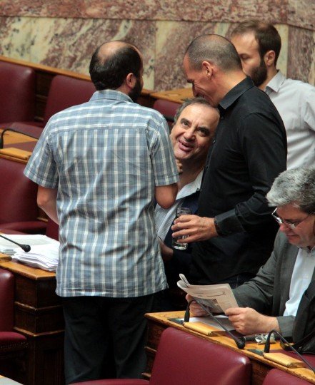 Βαρουφάκης, Ραχήλ, Λαφαζάνης μια αγκαλιά: Χαμόγελα και χαρές στη Bουλή [εικόνες] | iefimerida.gr 2