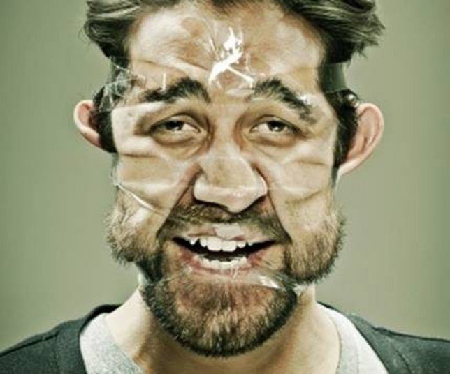 Η νέα παρανοϊκή τρέλα στο Facebook -«Τσαλακώνουν» το πρόσωπό τους με σελοφάν και ποζάρουν για μία selfie [εικόνες] | iefimerida.gr 2