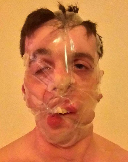 Η νέα παρανοϊκή τρέλα στο Facebook -«Τσαλακώνουν» το πρόσωπό τους με σελοφάν και ποζάρουν για μία selfie [εικόνες] | iefimerida.gr 0