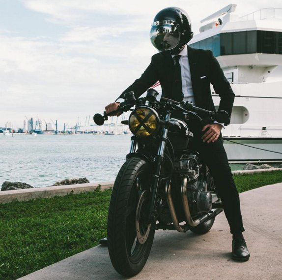 Ξεχάστε το δερμάτινο τζάκετ στις μηχανές - Σακάκι και γραβάτα απογειώνουν το στιλ [εικόνες] | iefimerida.gr 1