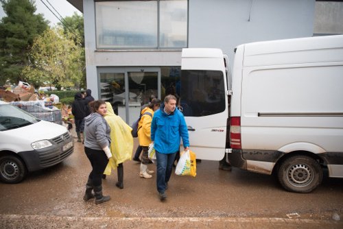 	Η ΝΔ παρέδωσε αγαθά στους πληγέντες της Δυτ. Αττικής [εικόνες] | iefimerida.gr 3