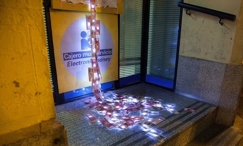 Δρόμος της Μαδρίτης «πλημμύρισε» με δραχμές -Το μήνυμα Ισπανών καλλιτεχνών για τους Ελληνες [εικόνες] | iefimerida.gr 1