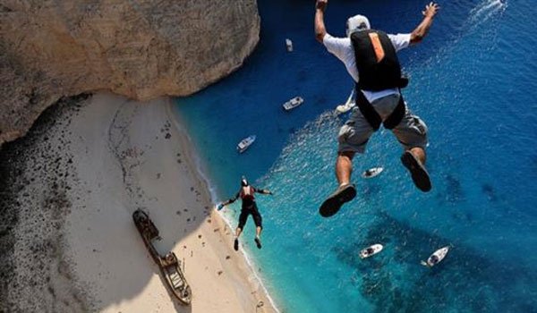 Εντυπωσιακά άλματα από τη διασημότερη παραλία της Ζακύνθου -Extreme καταστάσεις εναλλακτικού τουρισμού [εικόνες&βίντεο]  | iefimerida.gr 0