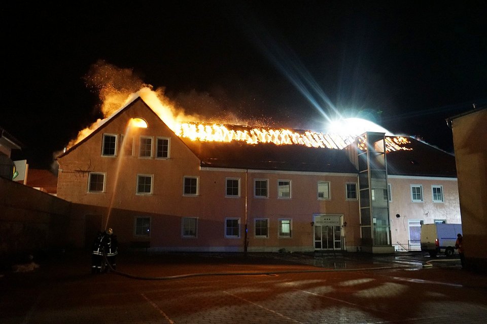 Γερμανία: Πανηγύριζαν βλέποντας να καίγεται κέντρο προσφύγων [εικόνες] | iefimerida.gr 1