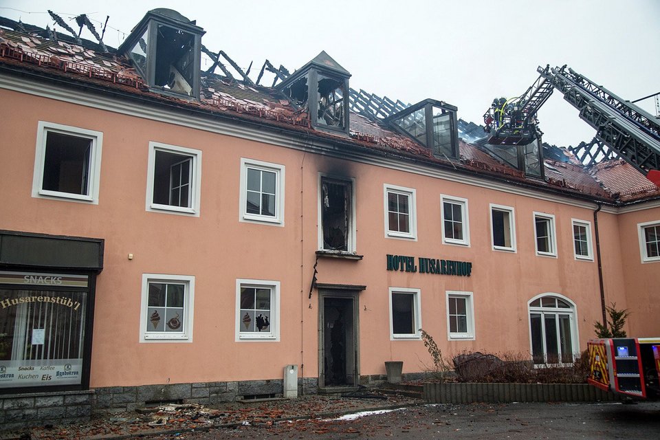 Γερμανία: Πανηγύριζαν βλέποντας να καίγεται κέντρο προσφύγων [εικόνες] | iefimerida.gr 2