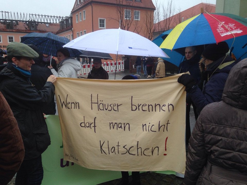 Γερμανία: Πανηγύριζαν βλέποντας να καίγεται κέντρο προσφύγων [εικόνες] | iefimerida.gr 4