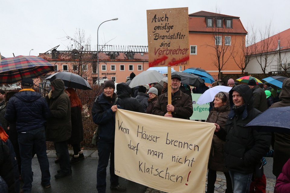 Γερμανία: Πανηγύριζαν βλέποντας να καίγεται κέντρο προσφύγων [εικόνες] | iefimerida.gr 5